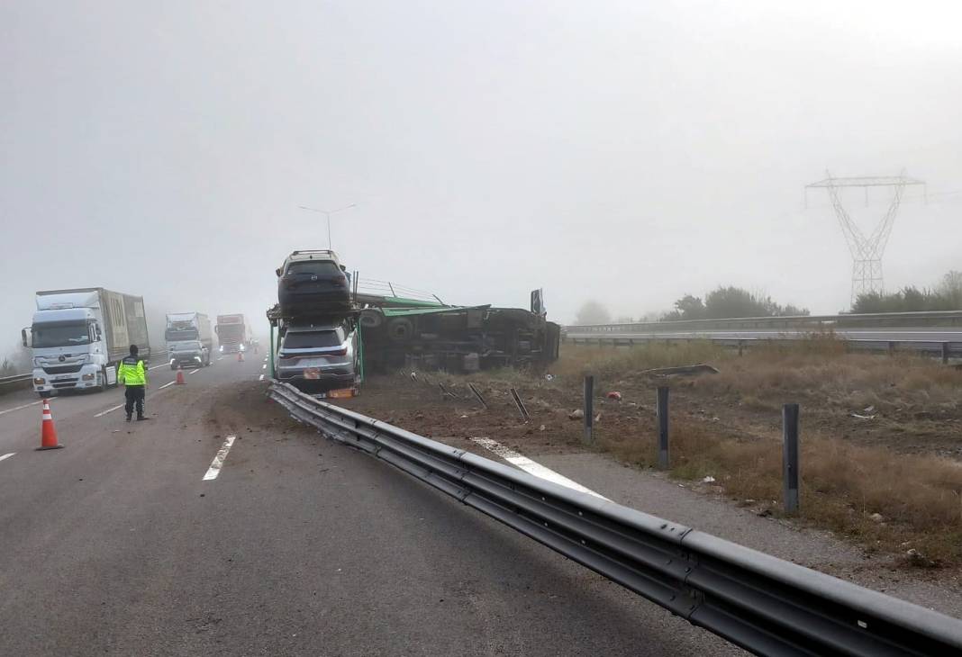 TIR devrildi, sıfır cipler bu hale geldi 7